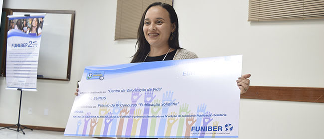 Natalí de Oliveira Alencar recoge el primer premio del concurso Publicación Solidaria IV en el III Encuentro de Educación