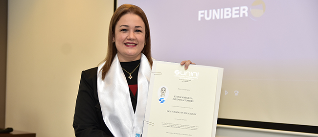 La alumna paraguaya Lydia Marcela Espínola comparte su experiencia tras culminar su doctorado